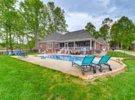 Hotel fotoğraf: Lake Norman Waterfront Escape with Pool and Dock!