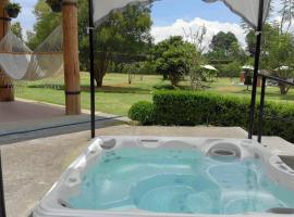 Foto di Hotel: Cabin Manzana Nature Retreat with amenities