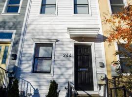 A picture of the hotel: Newly renovated rowhouse in Capitol Hill with free parking