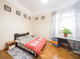 Hotel fotoğraf: The Square - 2 bedrooms Retro Flat with great location, 1st fl