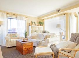 Hotel fotografie: Gorgeous Rosslyn Penthouse w Views FREE Parking Metro Subway