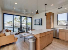 Awai's Floating Villa - Houseboat in Luxury Village, hotell i Key West
