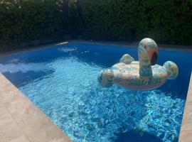 รูปภาพของโรงแรม: Spectacular villa with pool in Madrid and privacy