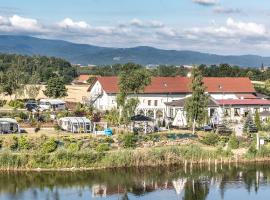 Hotel fotografie: Forteca, pokoje gościnne nad stawem