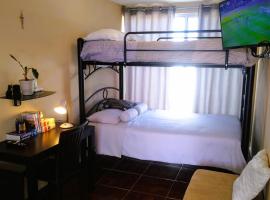 Gambaran Hotel: Habitacion con dos camas dobles y baño propio