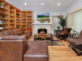 Hotel Photo: Central LA Bliss: 5 BR Home, BBQ, Perfect Location