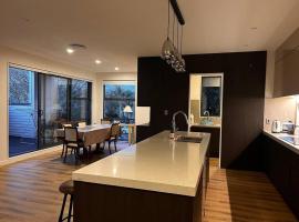 호텔 사진: Brand New & Central - 3 Bedrooms with 3 En suites