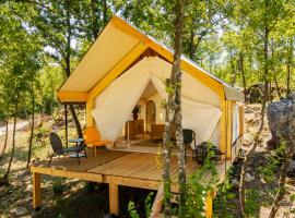 รูปภาพของโรงแรม: Oblun Eco Resort - New Luxury Glamping Tents