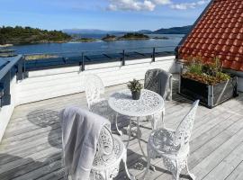 Hotel Foto: 3 Bedroom Cozy Apartment In Mosterhamn