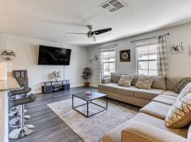 Hotel foto: Stylish Home with Pool Access, 10 Mi to Vegas Strip!