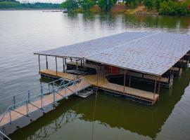 酒店照片: Lakeshore Fishing Cabin 5, dock, boat slip and firepit area