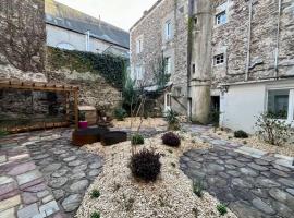 Hotel Photo: Pretty atypical nest with garden