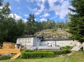 होटल की एक तस्वीर: Cozy house in beautiful nature!