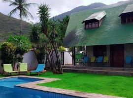 होटल की एक तस्वीर: Acogedor Chalet con Piscina.