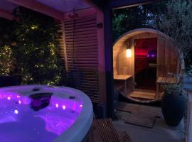 Foto do Hotel: Ganzenmars prive sauna, wellness tub and gamesroom