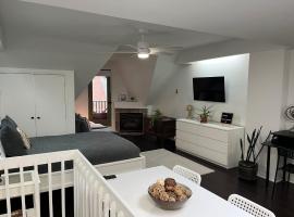 Hotel kuvat: Bright, Private, Peaceful Suite with Retail Conveniences Steps Away