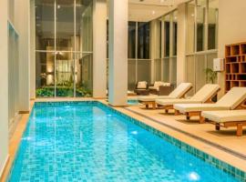 होटल की एक तस्वीर: Apto Lujoso, piscina climatizada, jacuzzi, gym.