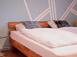 Hotel kuvat: Colourful 2.5 Bedroom With Large Balcony & Garden.