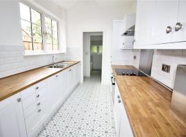 호텔 사진: Exceptionally Stunning Four Bed Terraced House With Two Bathrooms- Recently Renovated