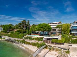 Hotel Foto: Lausanne area Luxurious 4-Bedroom Villa on the Lake by GuestLee