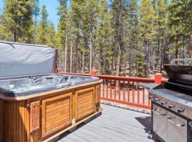 Hotel Photo: Mountain Home with Amazing Views and Hot Tub