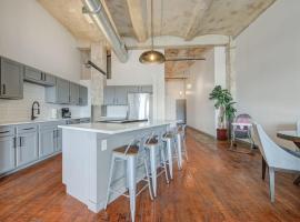 รูปภาพของโรงแรม: 2BR 2BA Spacious Historic Loft With Gym by ENVITAE