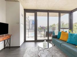 Hotel Foto: 2BR Chic New Apartment With Rooftop Pool & Gym
