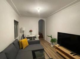 A picture of the hotel: Close to city 2 Bedroom House Surry Hills