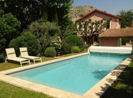 होटल की एक तस्वीर: Villa de 3 chambres avec piscine privee jardin clos et wifi a Cavaillon