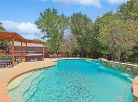 Hotel Photo: Colonial Style Retreat ft Pool Cinema jacuzzi