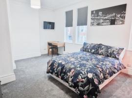 Hotel Photo: Spacious Room in Modern House near Nottingham