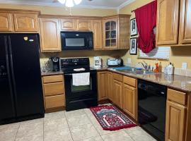 Hotel Photo: 2 Bedroom Boutique Gem 10 min to the beach Washer/Dryer Gated Parking