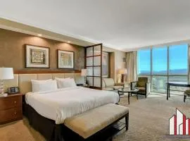 Tower 3 Studio - Strip View, Jacuzzi & Pool