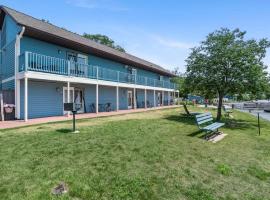 Hotel Foto: Lakefront 6 Double Queen Rooms at Fife Lake Lodge