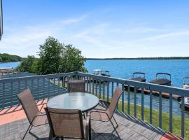 Hotel Foto: Fife Lake Lodge Multi-level Suite with Lake Views