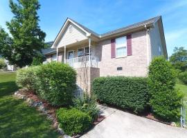 A picture of the hotel: 20 minutes to Downtown Nashville w/ Fenced in Yard