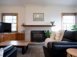 Hotel Photo: Homely Abode - Near City With Parking
