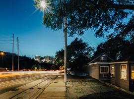 Фотография гостиницы: Two Tree-House Oasis on UT Campus