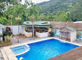 호텔 사진: Villa con Hermosa Vista a las Montañas a Pasos del Río @drvacationsrental