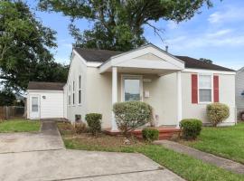 รูปภาพของโรงแรม: 4BD Metairie retreat with driveway and yard