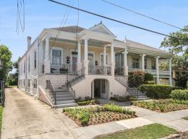 A picture of the hotel: BEAUTIFUL BAYOU LIVING 2bd STEPS TO JAZZ FEST