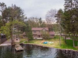 Photo de l’hôtel: Lake House Vacation Sleeps 12 Private Dock