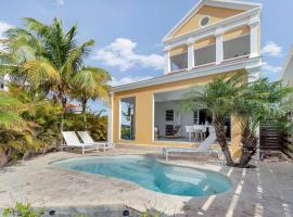 A picture of the hotel: Casa Leeward with Pool on the Laguna Marina