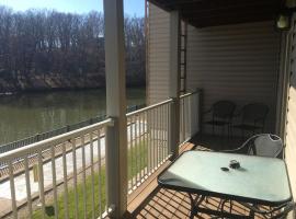 รูปภาพของโรงแรม: Lake Front Condo with Pool and Hot Tub and Fishing Dock at Lake Ozarks