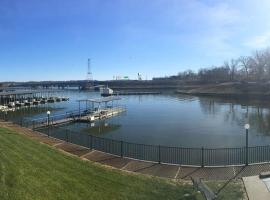 Hotel fotoğraf: Condo with Outdoor Pool and Indoor Hot Tub and Fishing Dock at Lake Ozarks