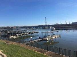 A picture of the hotel: Lake Condo with Heated Pool and Indoor Hot Tub at Lake Ozark