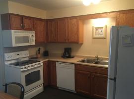 호텔 사진: Condo with Heated Pool and Indoor Hot Tub and Game room at Lake Ozarks