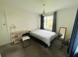 Hotel Photo: Near Motorways/Train/Convenient Access to Airport