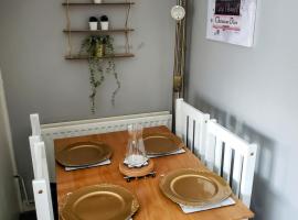 A picture of the hotel: Cosy&Trendy 3Bed Apt on Busy High Street With Free WiFi & Parking