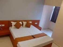 Hotel Kapish International Solapur 400 mts from Bus Stand and 500 mtr from railway station, hotel a Solapur